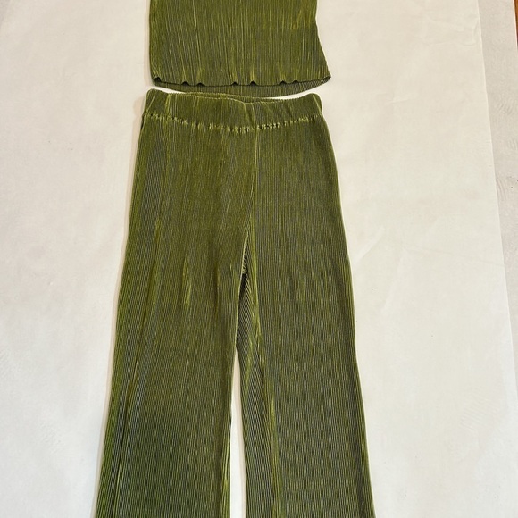 NWOT OLIVE GREEN PLEATED FLATE LEG PANTS & tube top size small women’s - Picture 3 of 8